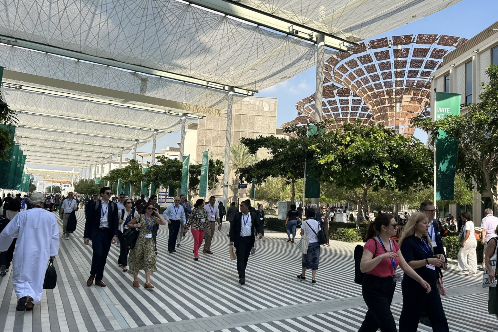 COP28 attendees on outdoor walkway. Credit: Jeff Schlegelmilch