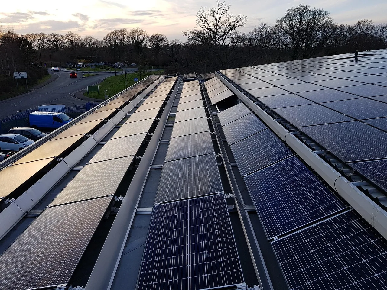 Commercial solar panels. Credit: Michael Yeoman, Pixabay